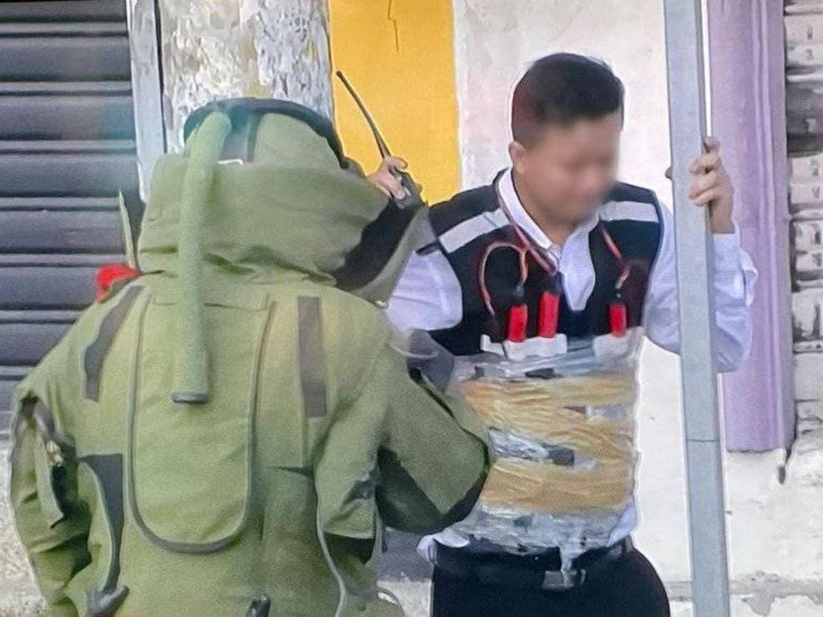 Ecuador: Guardia deambula con una bomba en el cuerpo