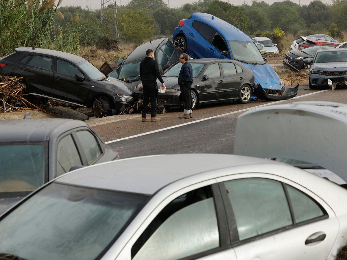 Con decenas de carros apilados en sus calles amaneció Valencia tras el paso de la DANA