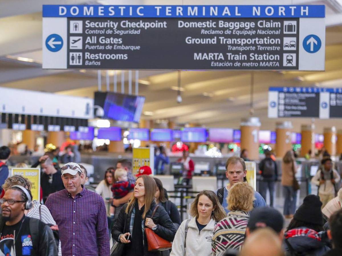 Por carretera o avión: comienzan viajes por Thanksgiving 2024