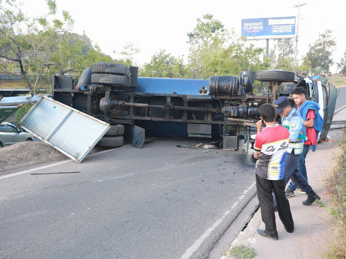 Volcamiento de cisterna de agua casi provoca tragedia en el anillo periférico