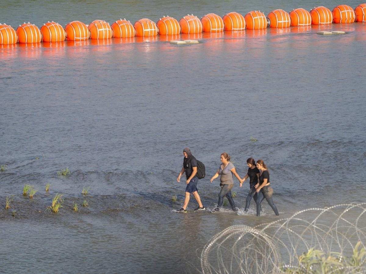 Boyas antimigrantes, tema de discusión entre Washington y Texas