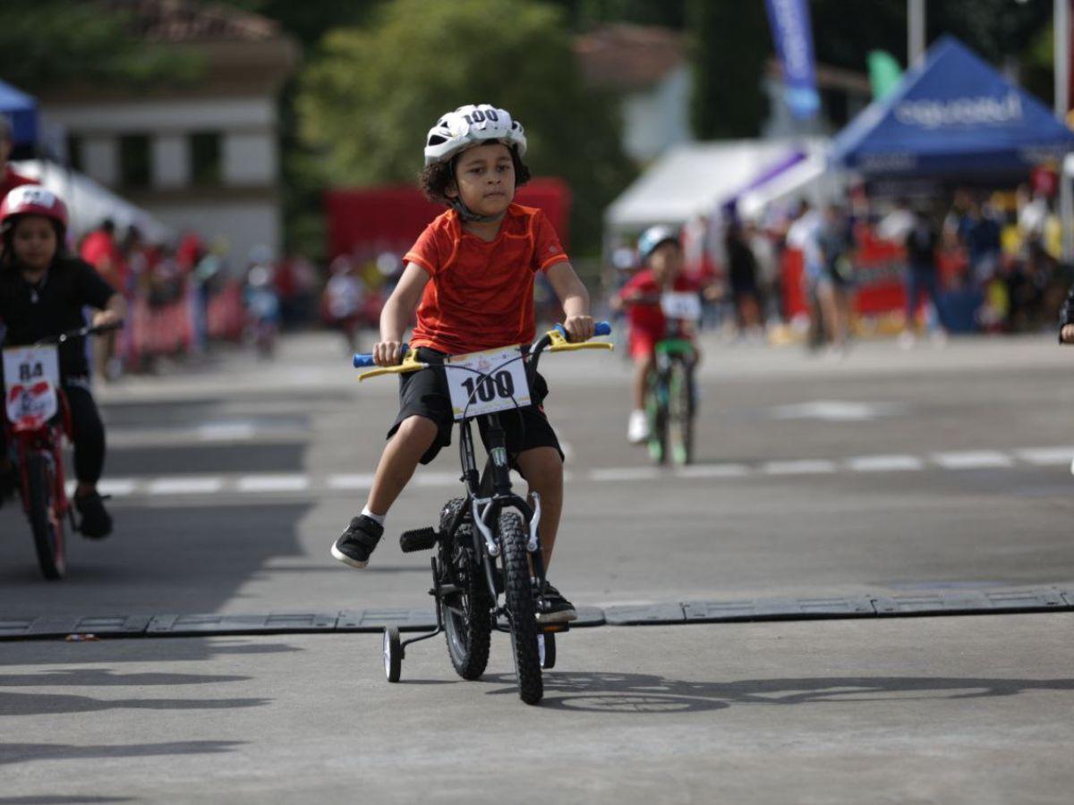 A toda marcha pedalearon niños y niñas en la categoría 5-6 años de la Vuelta Ciclística Infantil