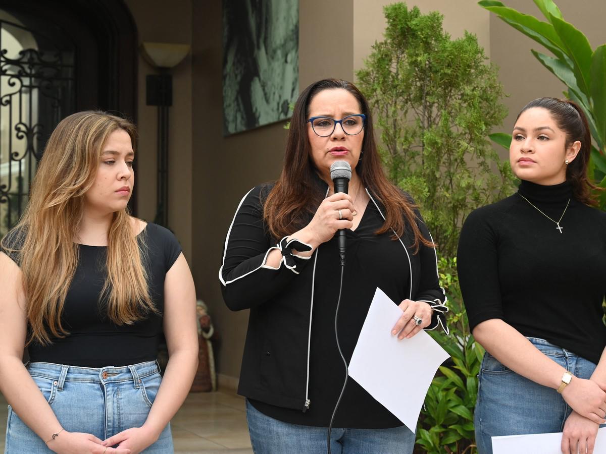 Ana García de Hernández junto a sus hijas.