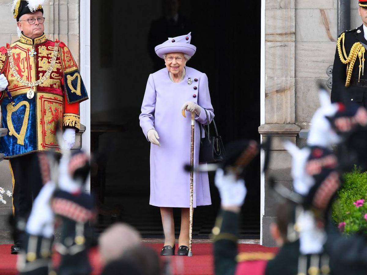 ¿Quiénes estaban junto a la reina Isabel en su lecho de muerte?