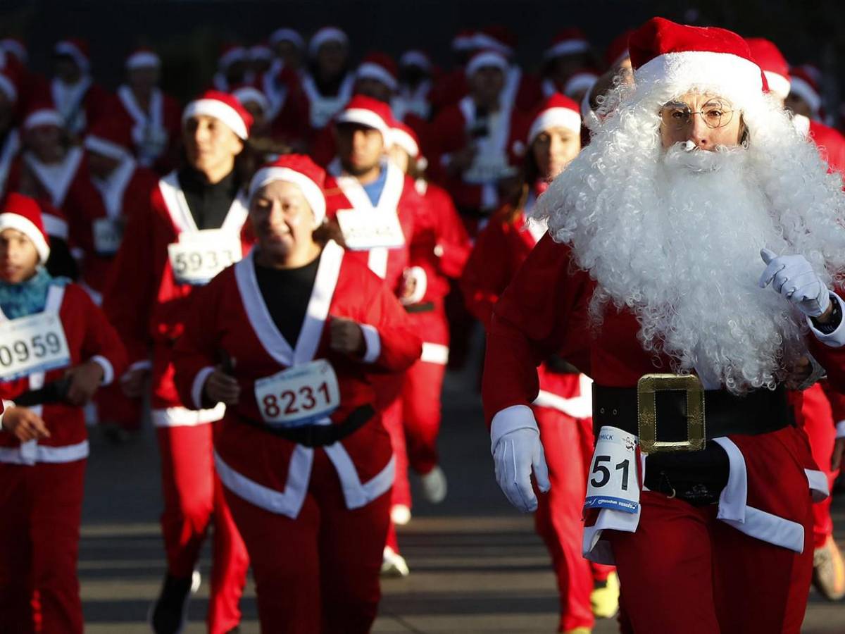 Cientos de Santa Claus invaden calles de Ciudad de México