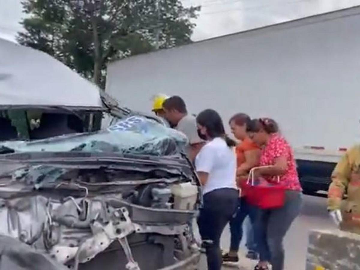 El automotor quedó destruido en medio del pesado tráfico en la carretera CA-5.