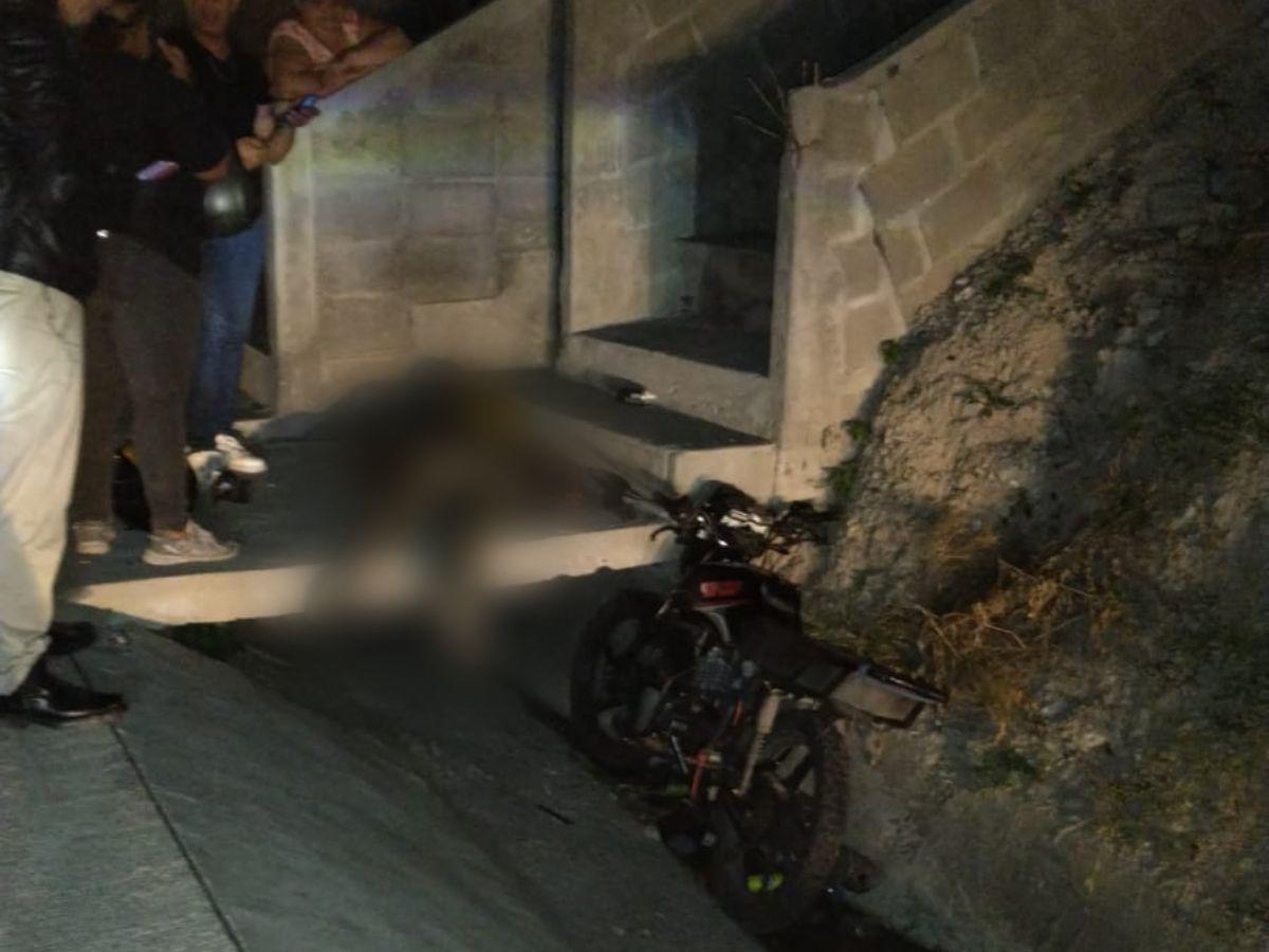 Motociclista muere tras impactar con unas gradas en el kilómetro tres de la carretera al sur