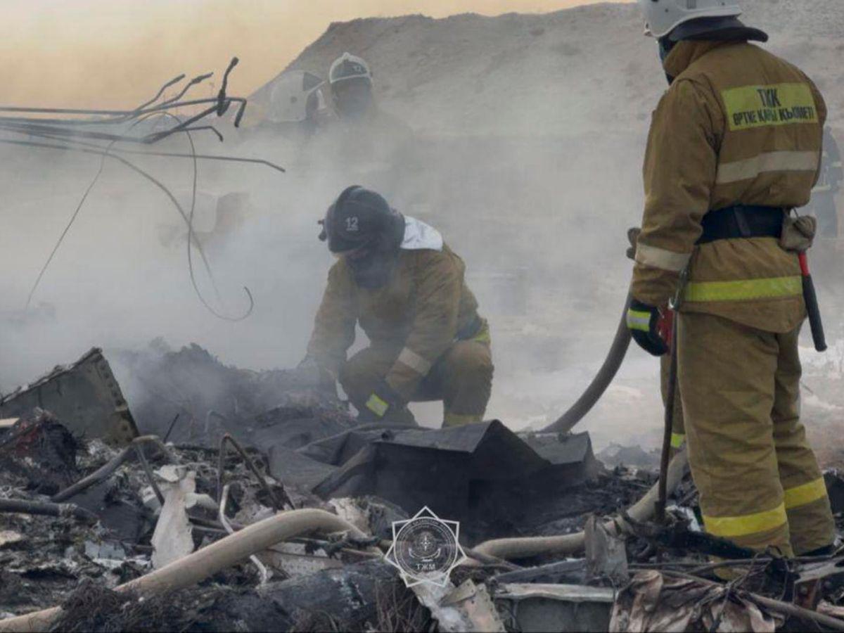 ¡Destruido! Así quedó el avión que se estrelló en Kazajistán con más de 60 personas a bordo