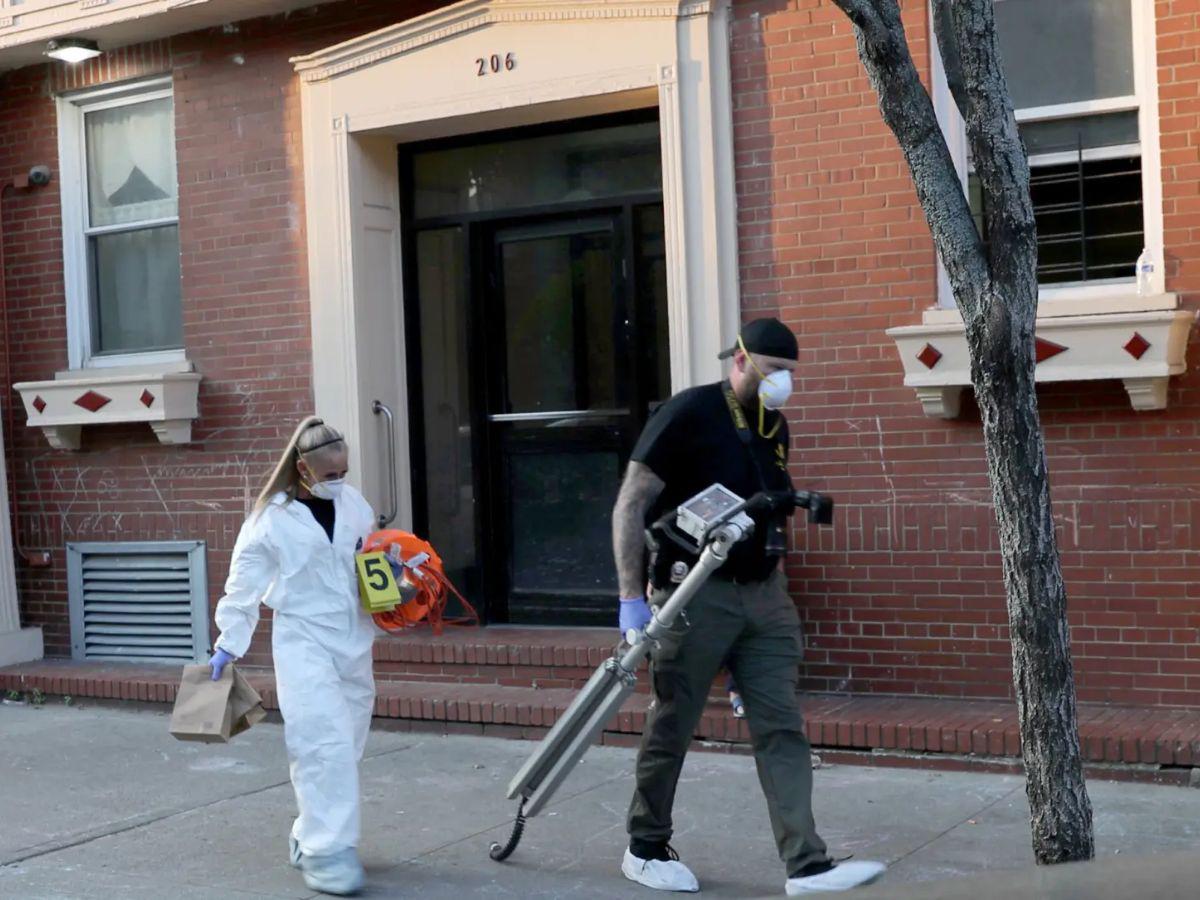 Hallan dos personas en estado de descomposición dentro de un apartamento en Brooklyn