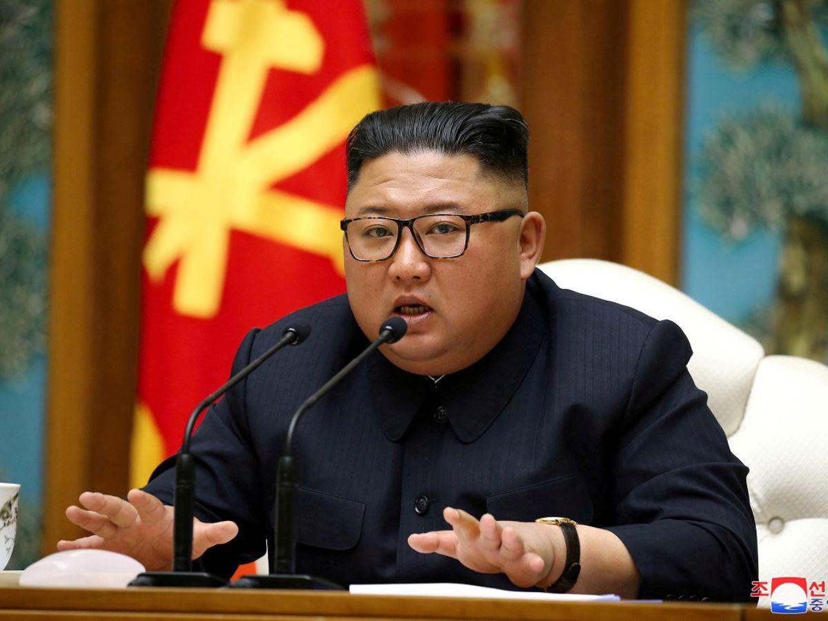 Kim Jong Un inspecciona primer satélite espía, según prensa estatal