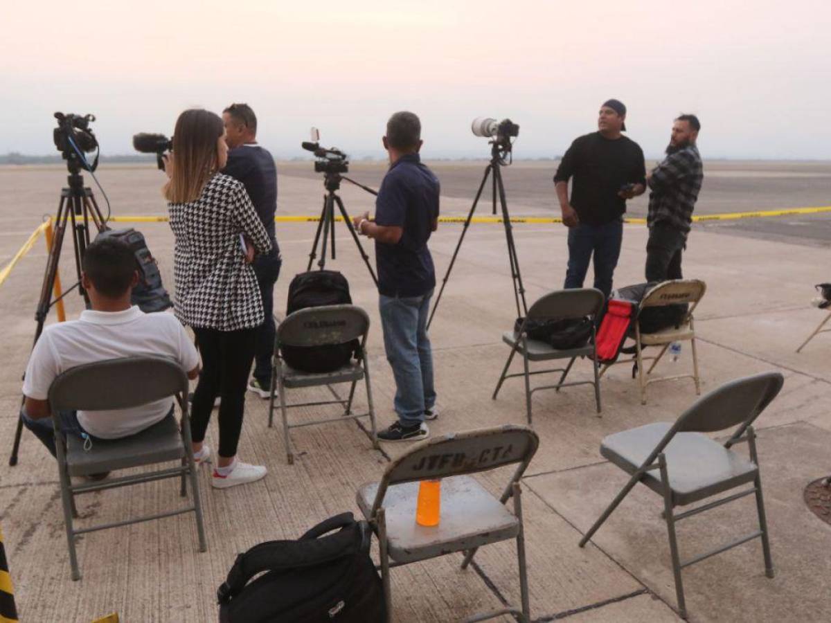 Medios de comunicación nacionales y extranjeros están esperando la llegada de los cuerpos en la pista de la base aérea José Enrique Soto Cano de Palmerola, Comayagua.