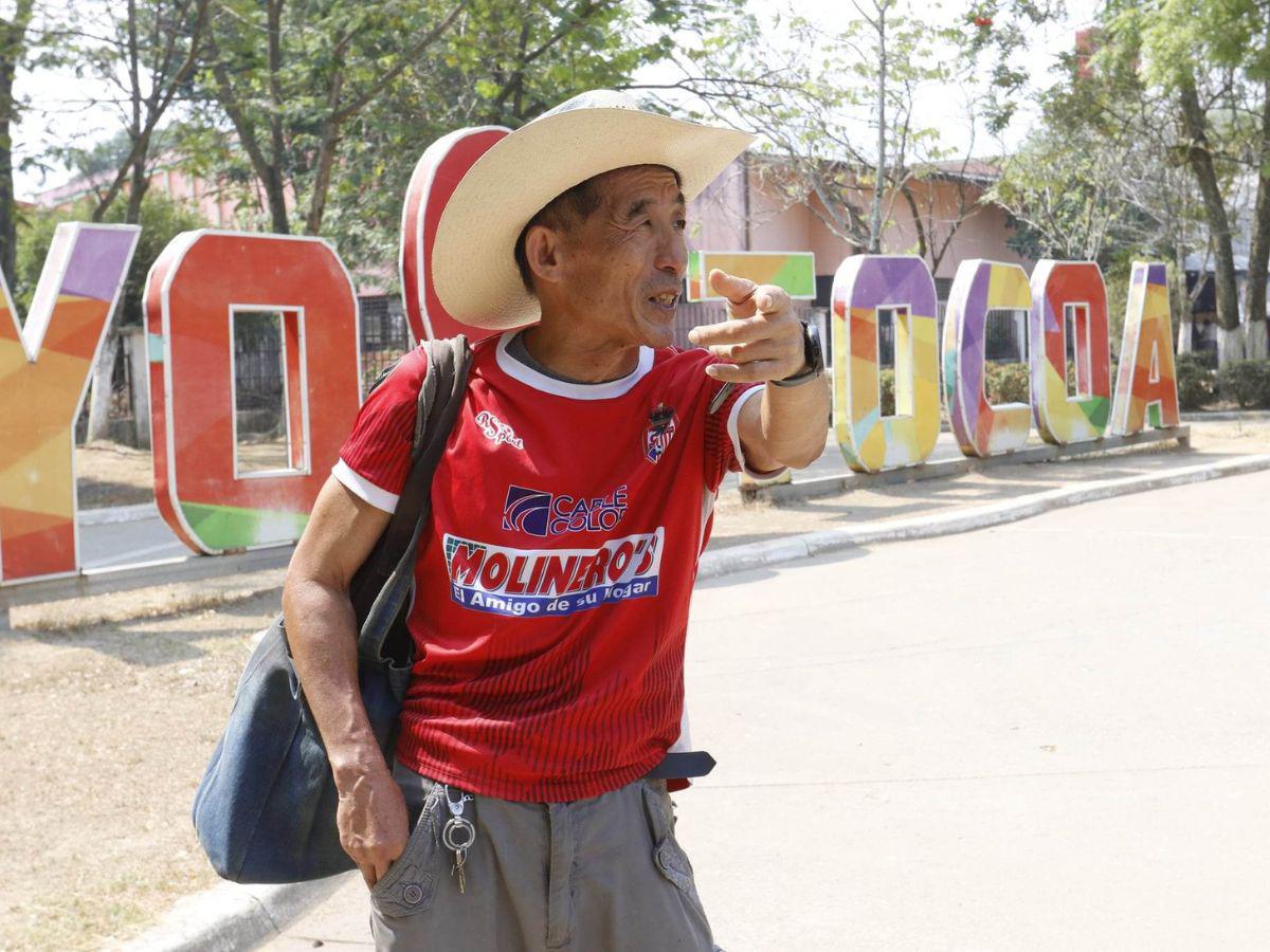 Masaaki muestra su amor a los colores de la Real Sociedad.