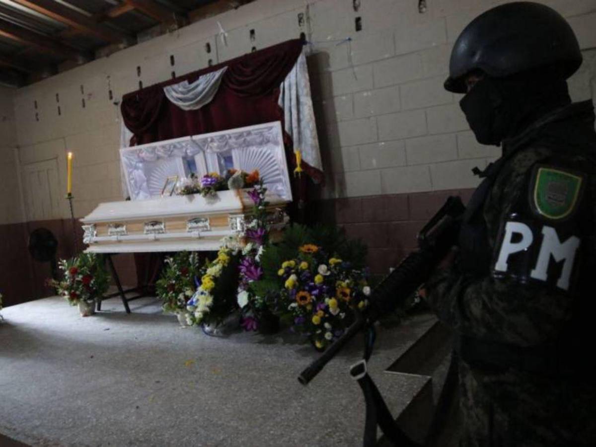 En soledad y bajo estricta custodia militar, velan al pandillero abatido en Tegucigalpa