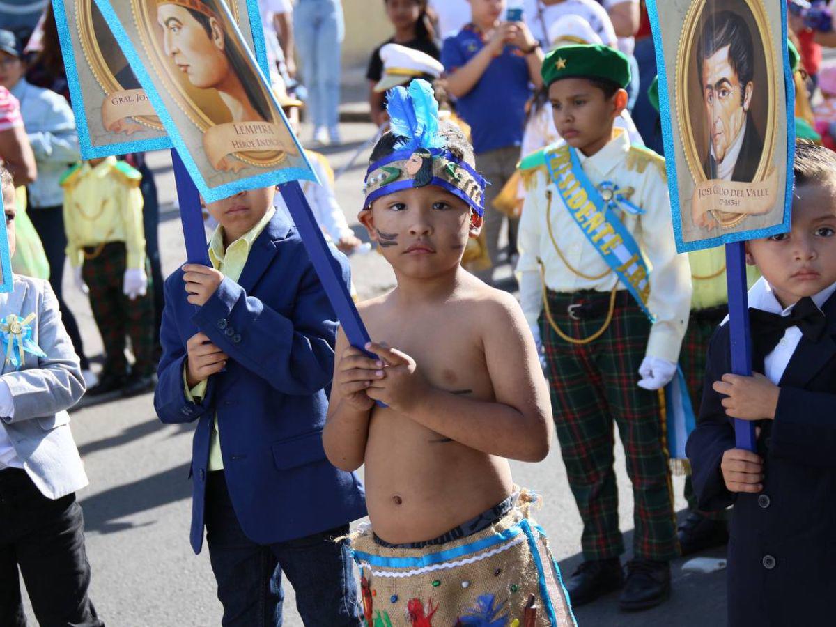 Con palillonas y cadetes, alumnos de prebásica derrochan patriotismo en las calles de la capital