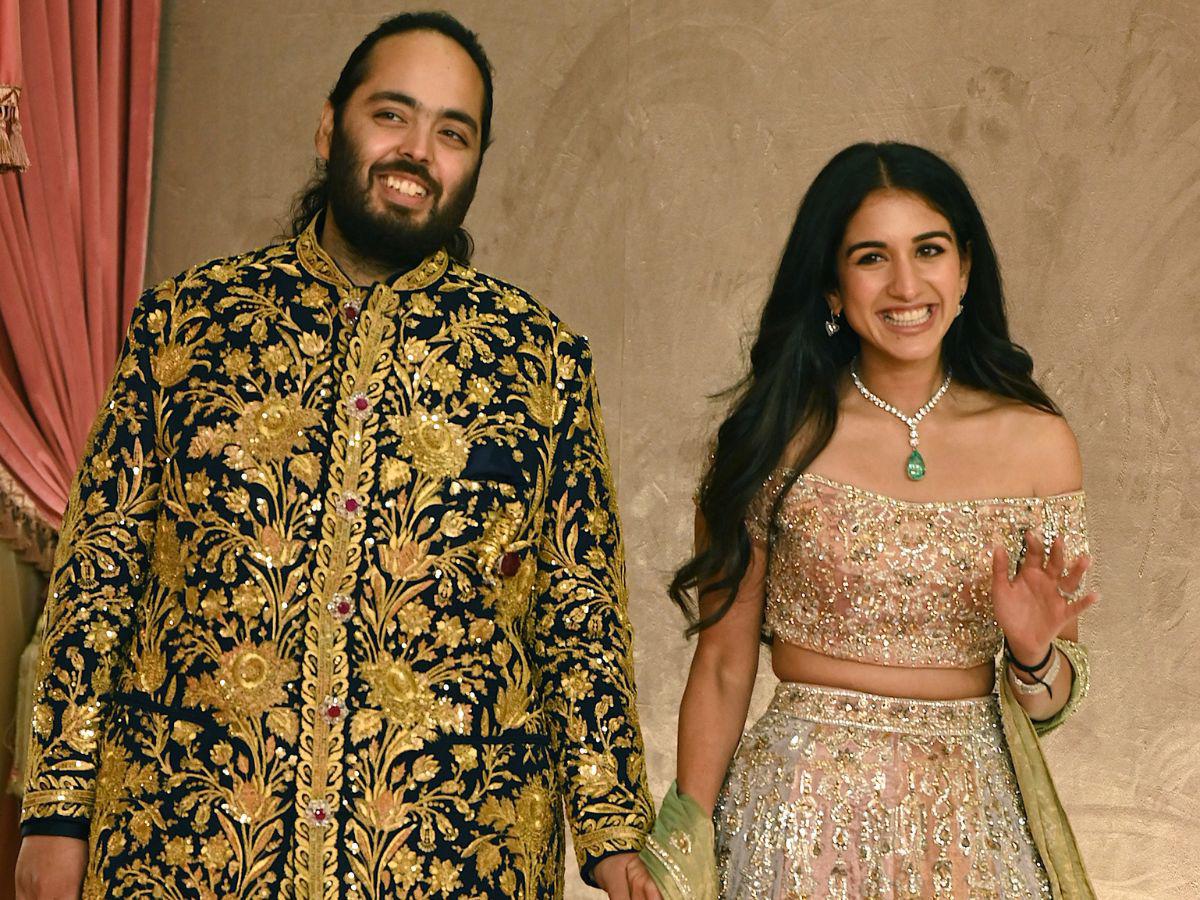 Hombre más rico de Asia casa a su hijo Anant Ambani en una lujosa ceremonia hindú