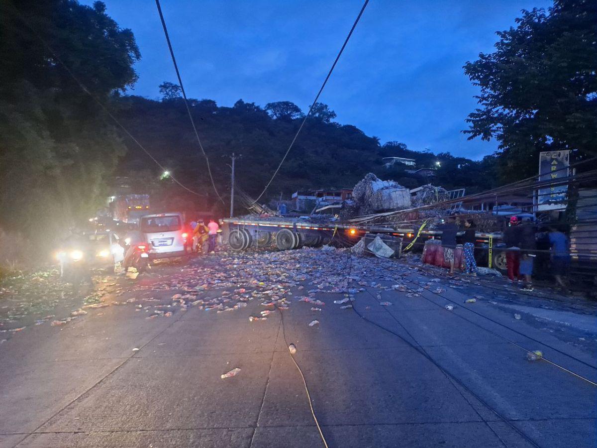 Rastra cargada de material reciclable se volcó en la carretera al sur