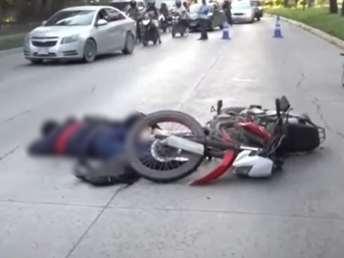 En el incidente, ambas personas se trasladaban en una motocicleta de color blanco con detalles en rojo. Trágicamente, la motocicleta quedó tirada cerca de sus cuerpos, reposando en la orilla de la carretera.