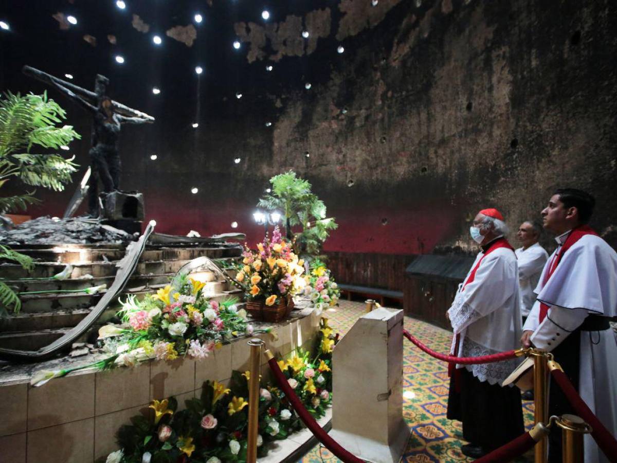 A pesar de las prohibiciones, feligreses celebran Vía Crucis dentro de los templos en Nicaragua