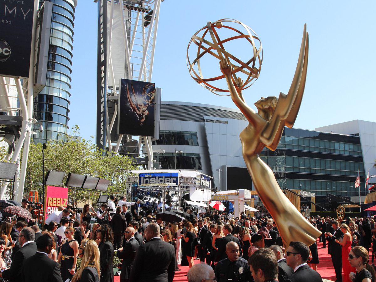 Huelga de actores y guionistas provoca aplazamiento de los Emmy: Incertidumbre en la industria televisiva