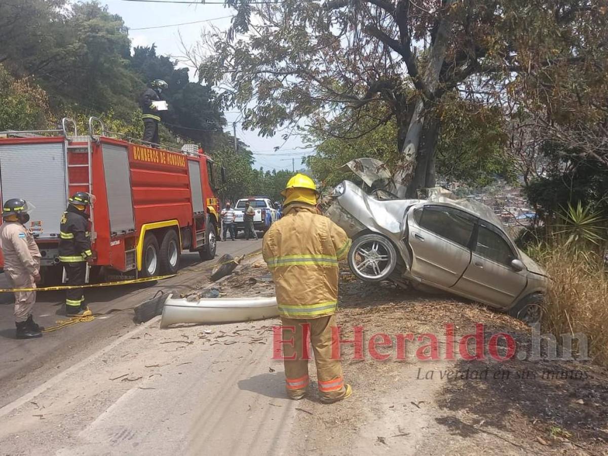 Muere conductor tras colisionar contra poste en bulevar Fuerzas Armadas