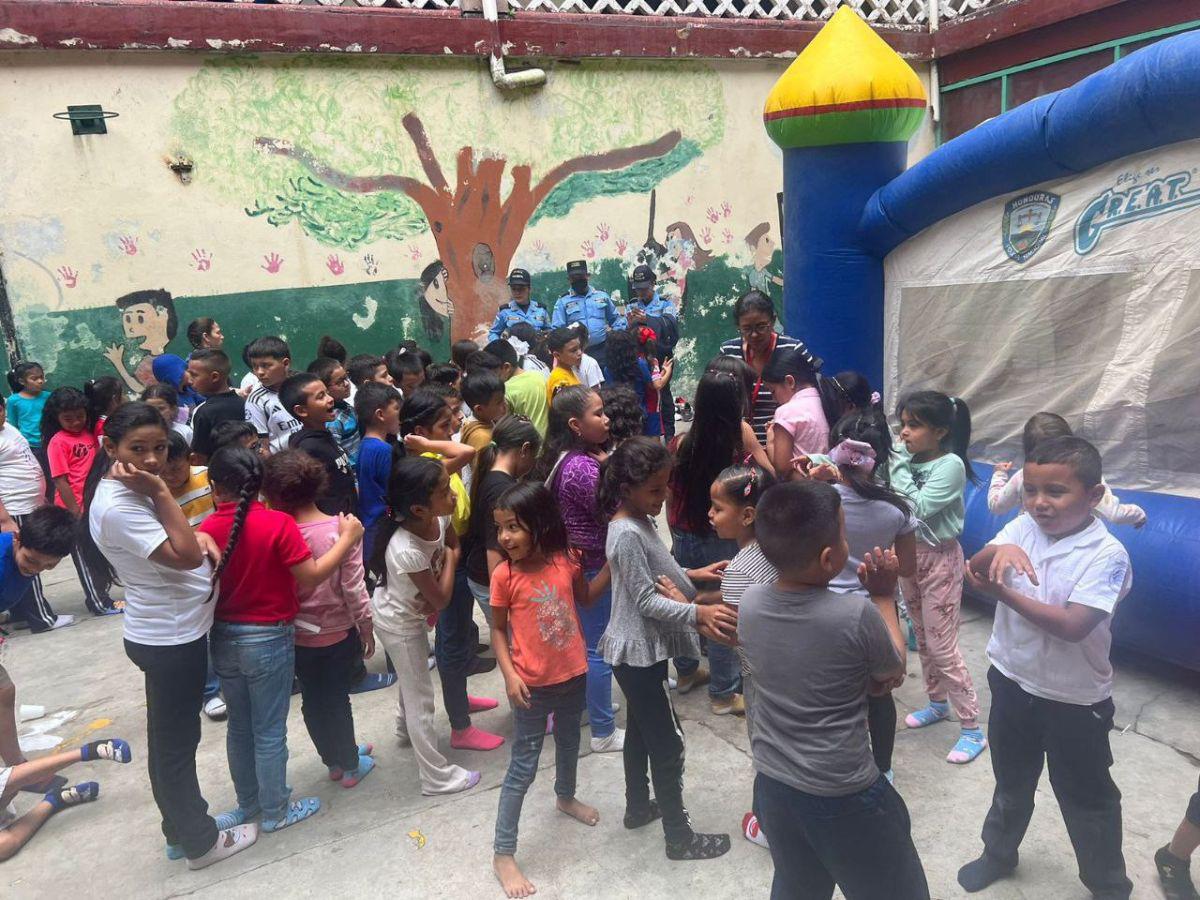 Los niños del centro educativo celebraron con mucha alegría con distintas actividades y juegos.