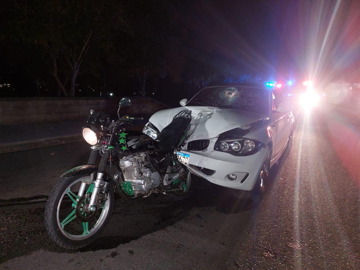 El conductor esperó a las autoridades con la motocicleta trabajada en el chasis.