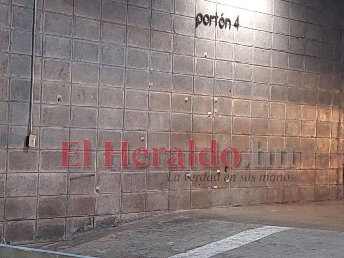 18 perforaciones de bala quedaron en el paredón donde ejecutaron a cuatro jóvenes en la capital