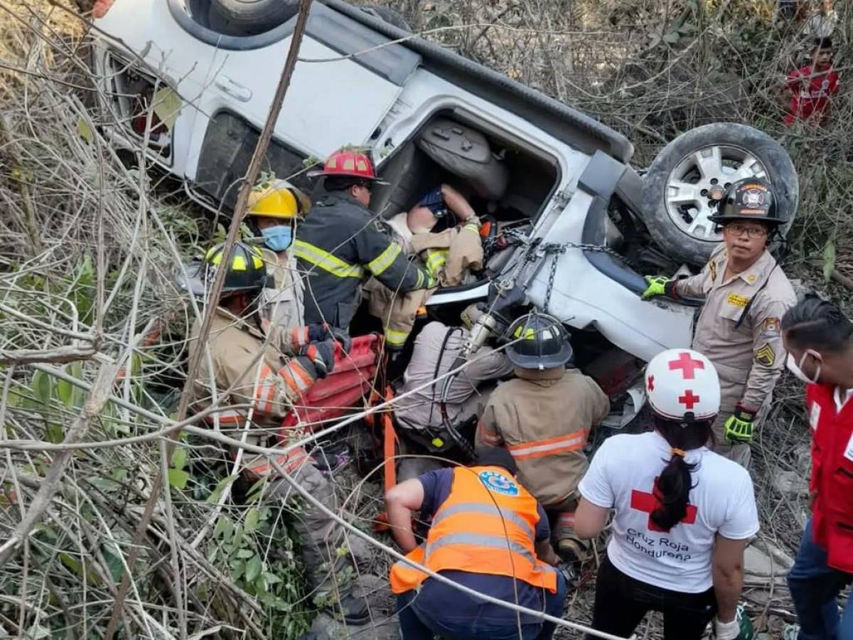 Dos muertos tras accidente entre camioneta y moto en CA-5