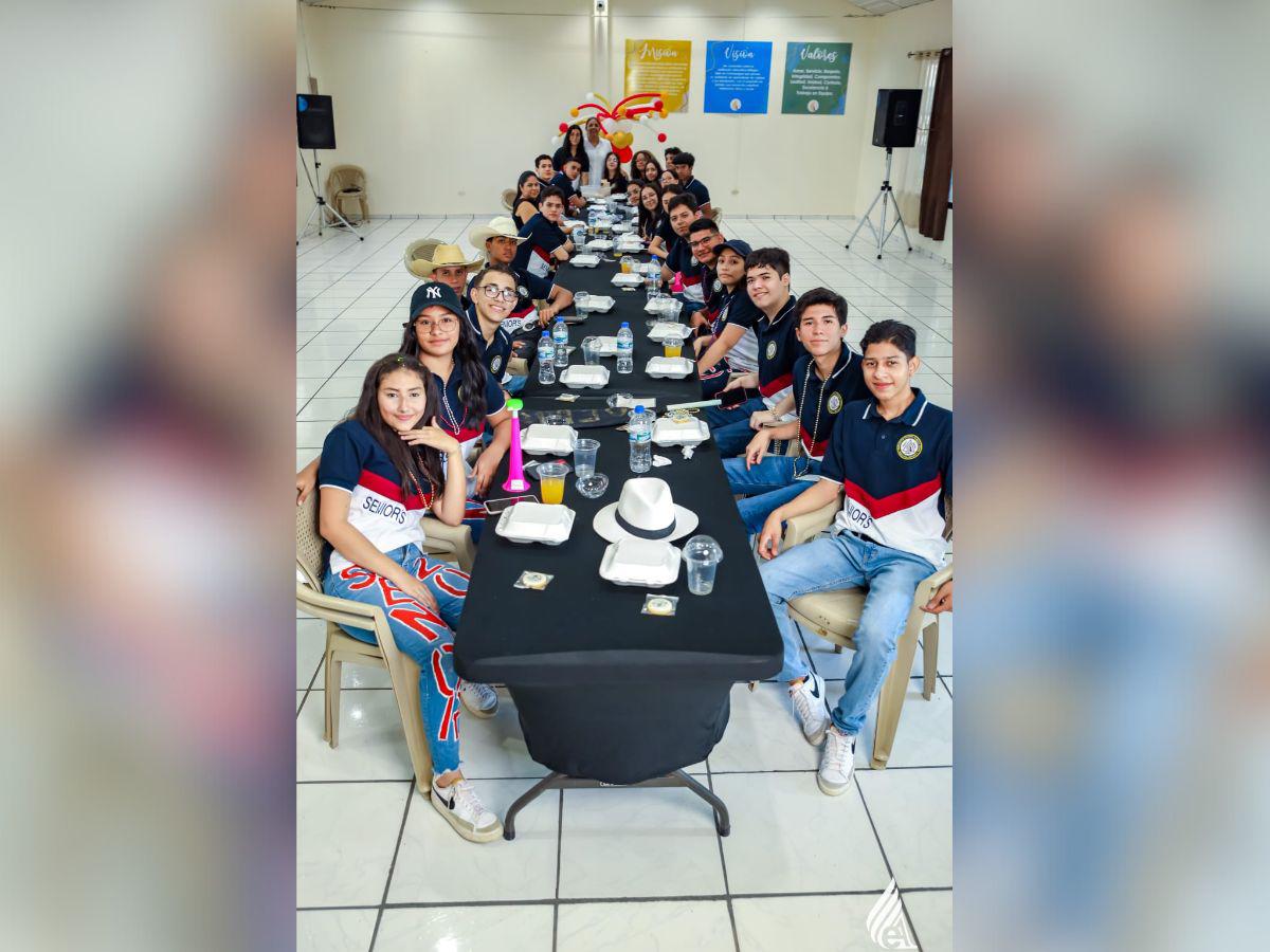 Los estudiantes de último año de bachillerato disfrutan de un exquisito desayuno.