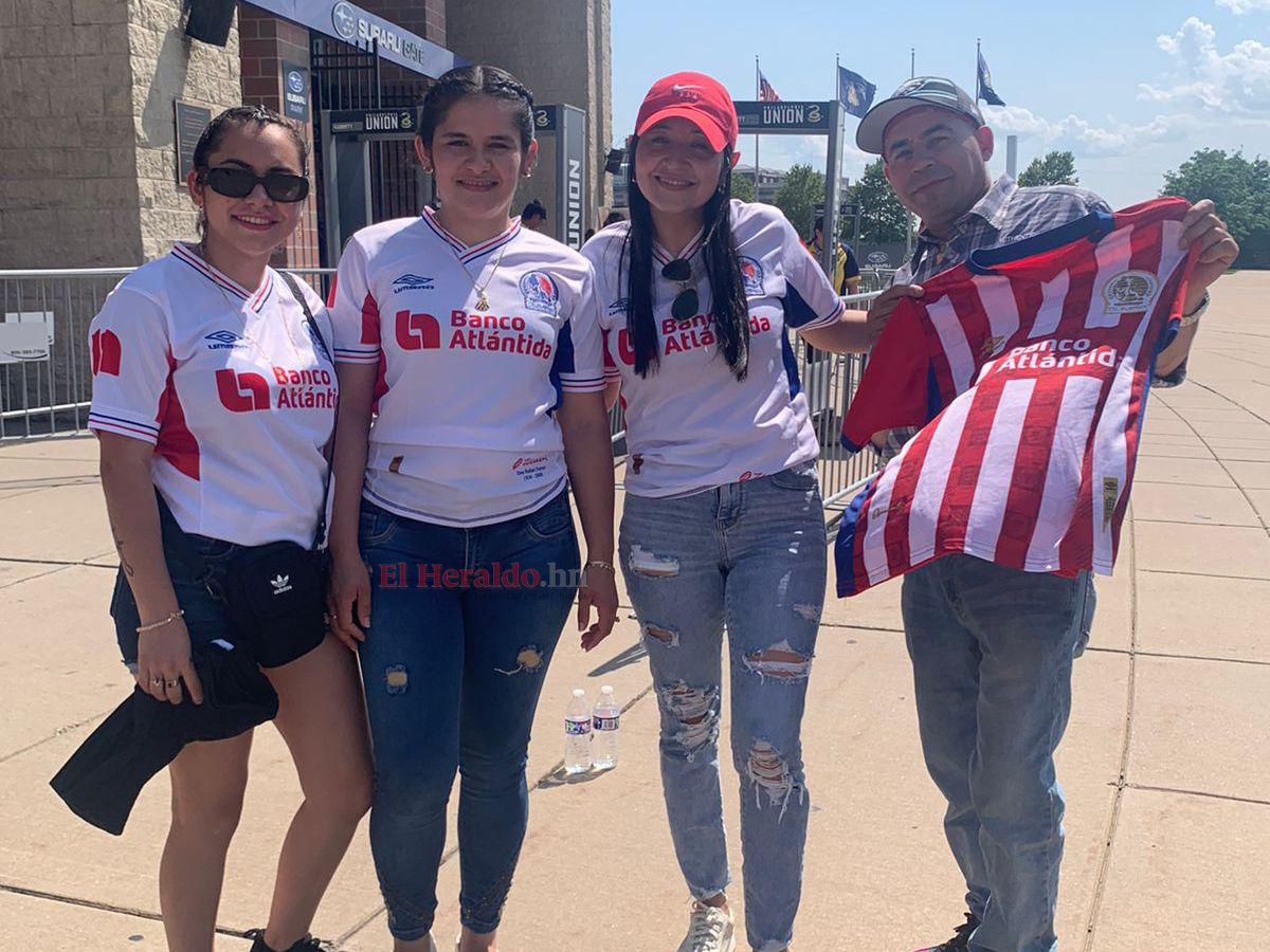 Este grupo de catrachos llegaron a apoyar al Olimpia con su respectiva camisa.