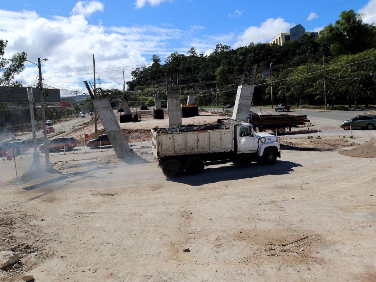 Así avanzan los trabajos de construcción de los puentes aéreos en Mateo