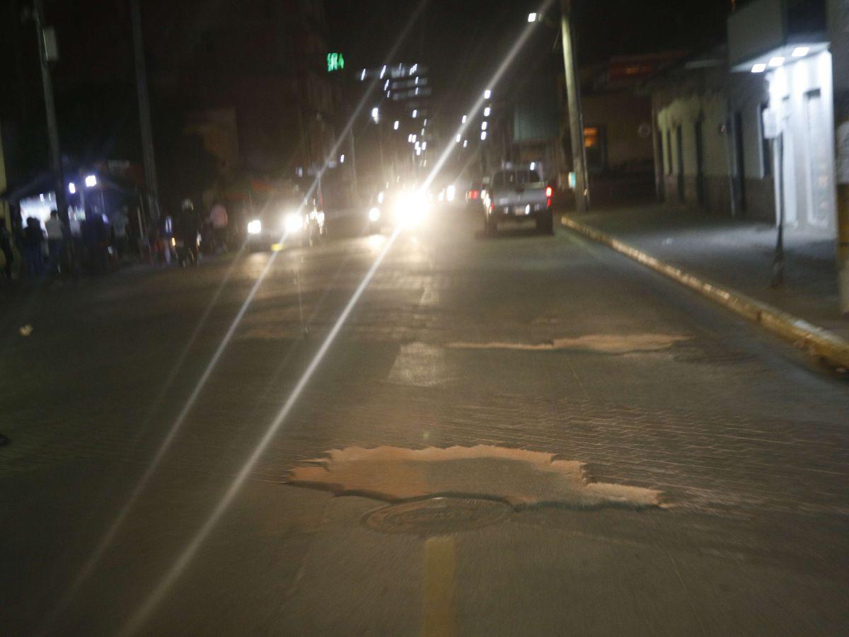 Los conductores sufren por el mal estado de calles.