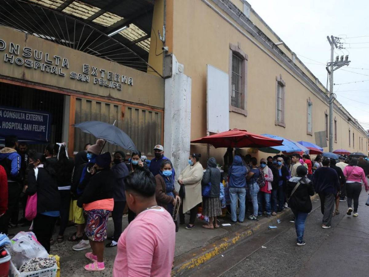 Largas filas y frustración: drama de pacientes que buscan una cita médica en Hospital San Felipe