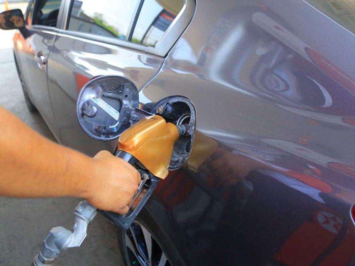 ¿Cuánto recauda el gobierno por cada galón de combustible?