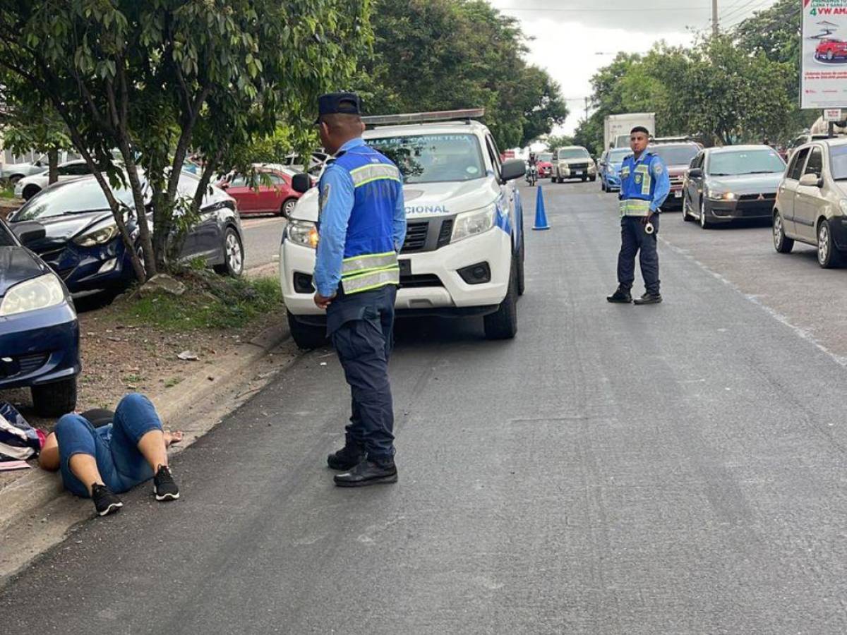 Asaltantes lanzan a mujer desde autobús en la capital