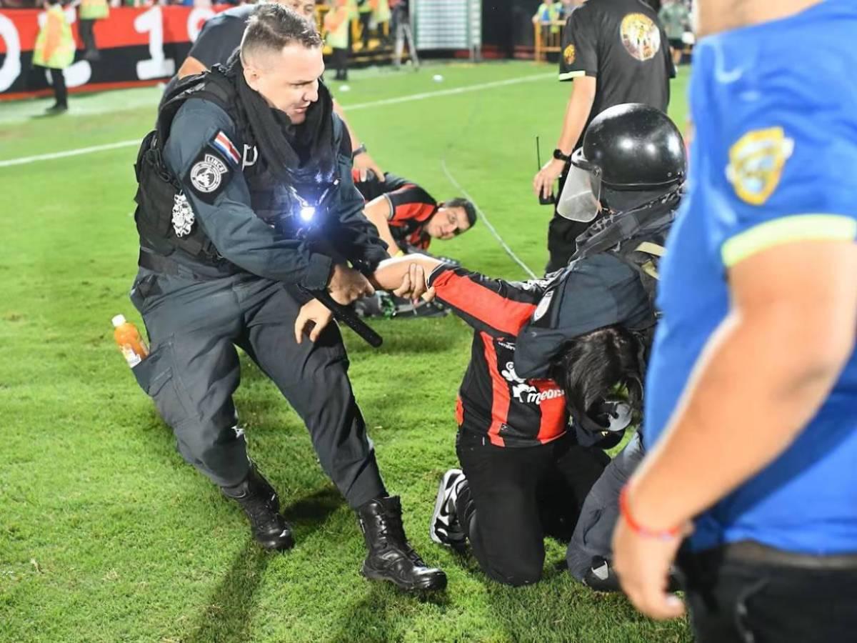 ¡Puñetazos! Tremendo zafarrancho que se armó en final Alajuelense ante Herediano