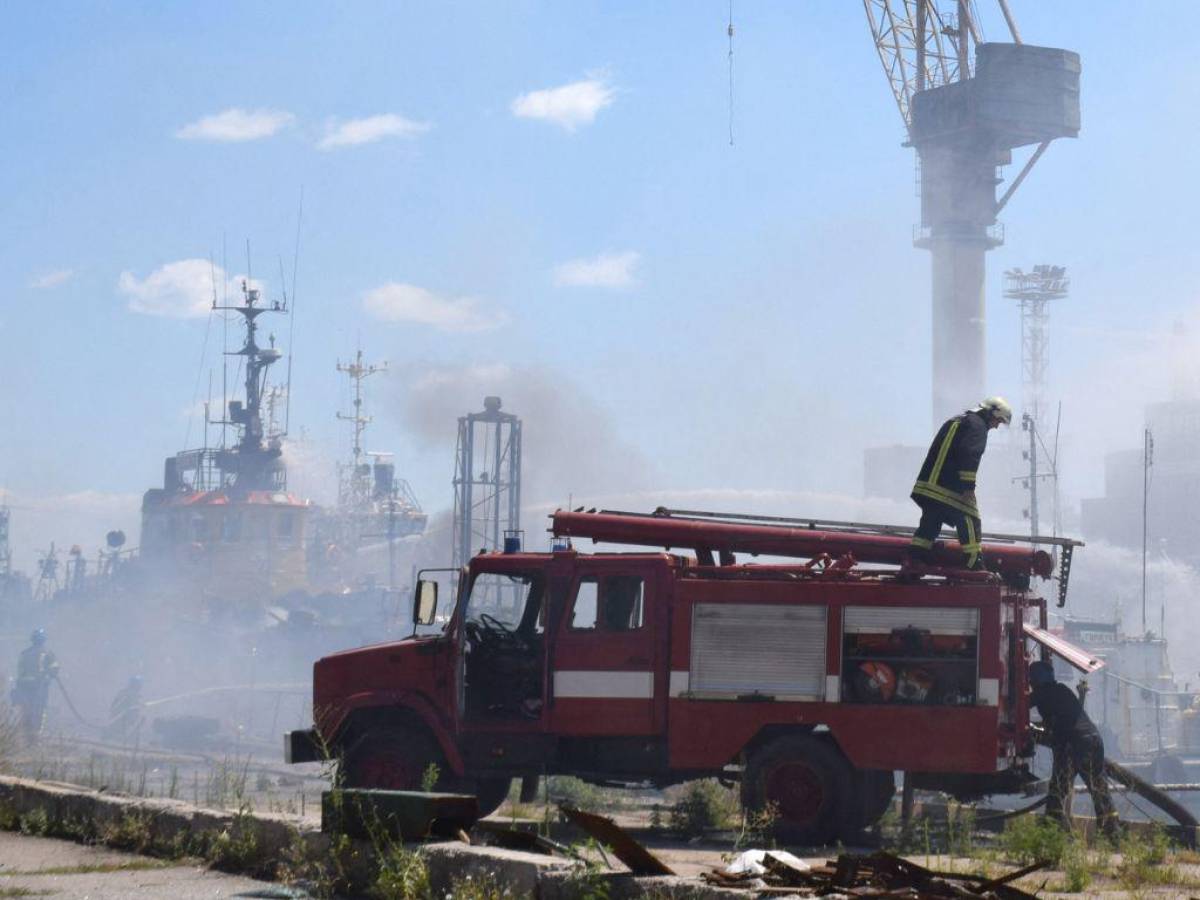 Rusia afirma que ataque contra puerto de Odesa destruyó armas occidentales