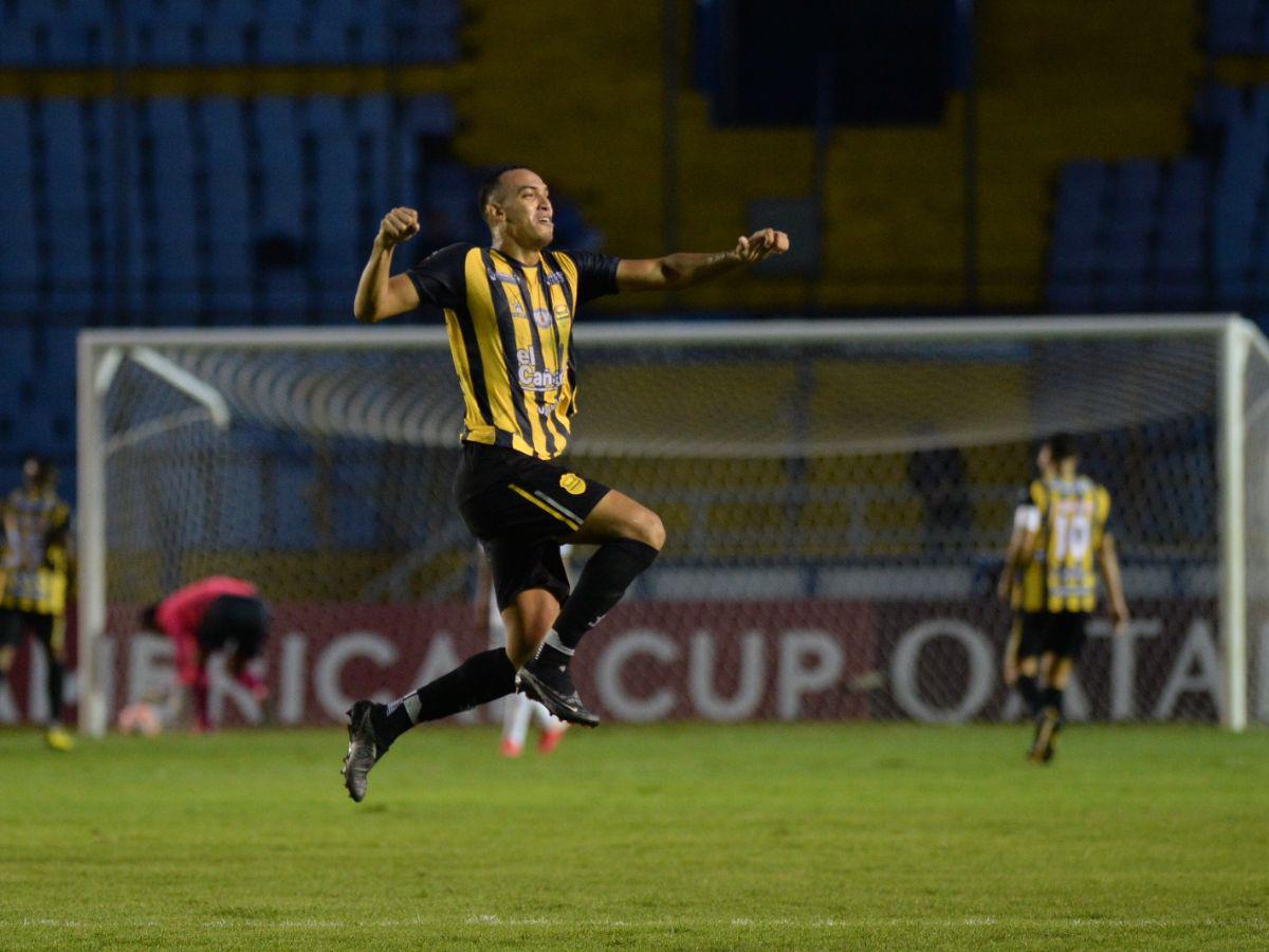 Devron García celebra el gol del empate parcial anotado por Carter Bodden.