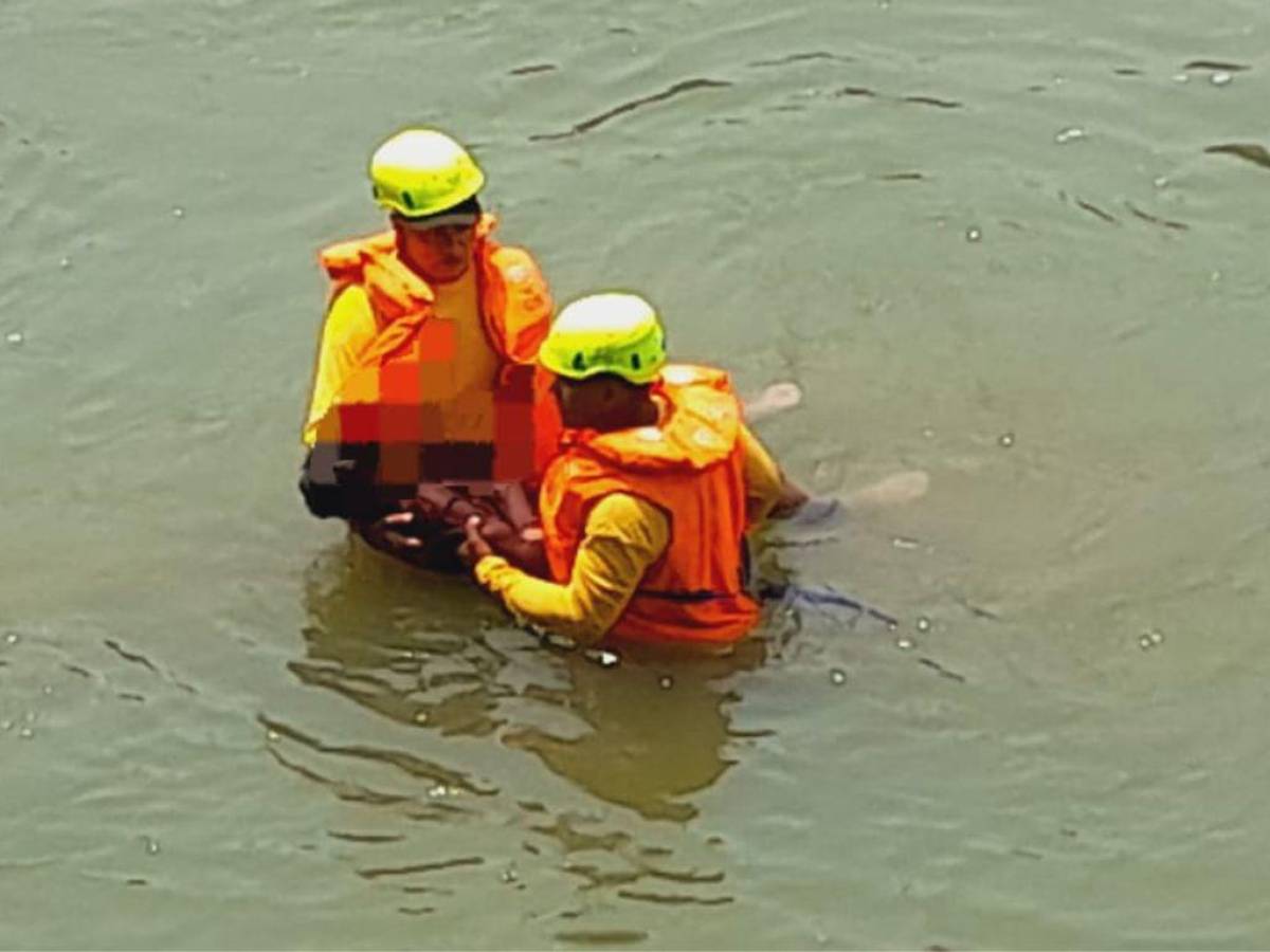 Elementos del Cuerpo de Bomberos mientras sacaban el cuerpo de Norlan Ariel Rivera Aguirre, de 16 años.