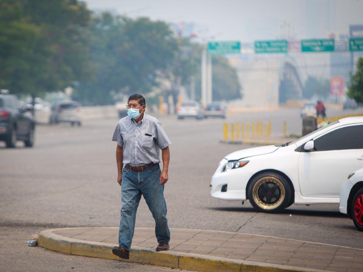 En un recorrido realizado por este rotativo se constató que la mayoría de capitalinos que utilizan mascarilla, utilizan una quirúrgica que según expertos es incapaz de filtrar el alto nivel de PM 2.5 que hay en la capital.