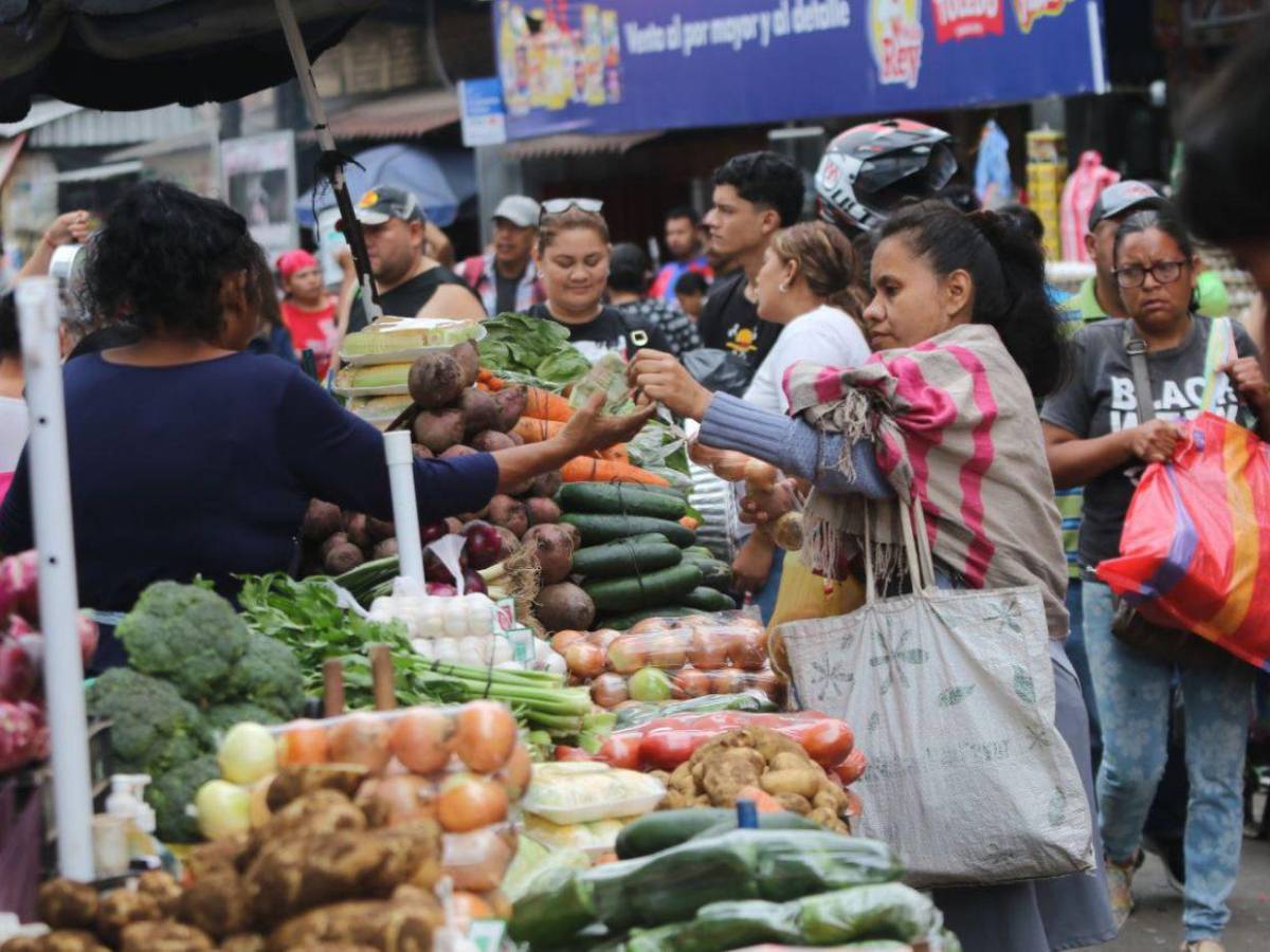 El mercado Zonal Belén abarrotado por las compras de fin de año