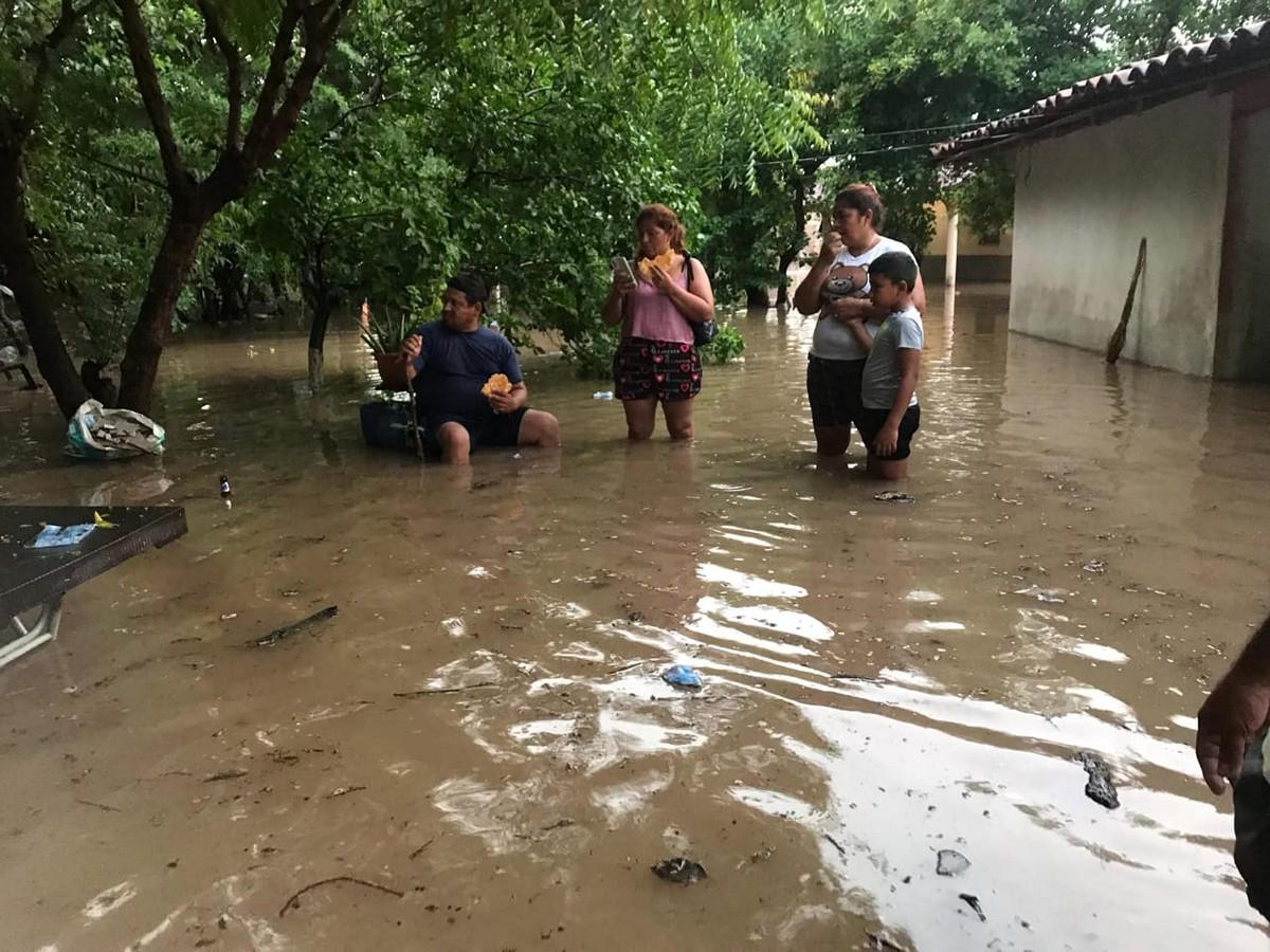 “Con el agua a la rodilla”, pobladores de El Cubulero, Valle, afectados por inundaciones