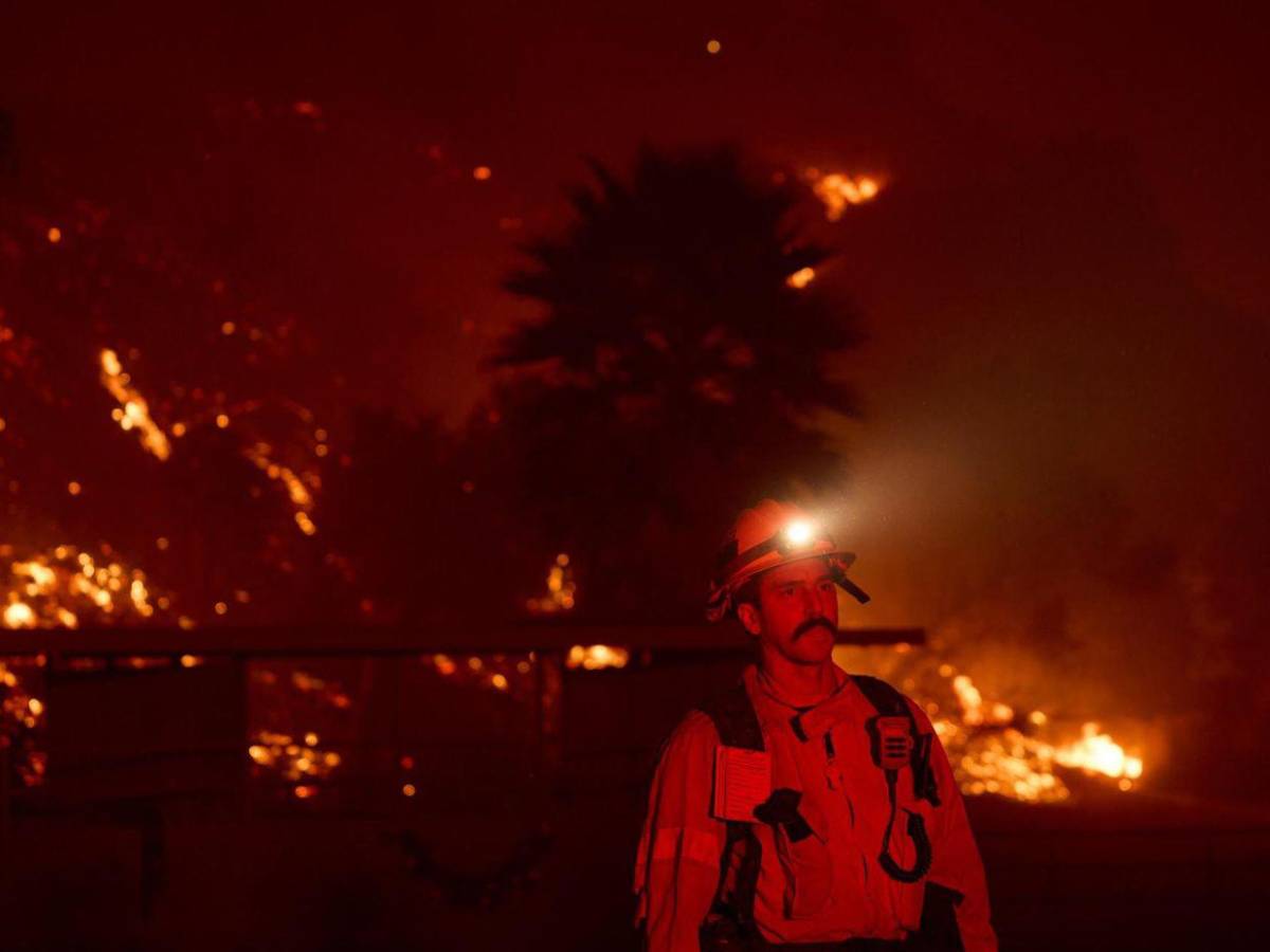 Evacuaciones y cierre de calles: impactantes imágenes del incendio en Malibú