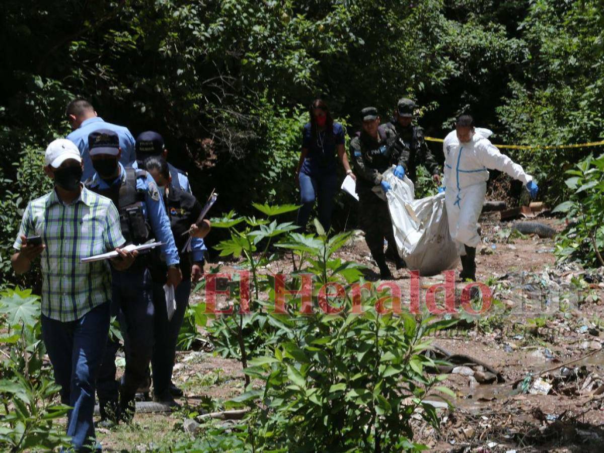 Ejecutado a balazos y envuelto en sábanas dejan a un hombre en una quebrada en la capital