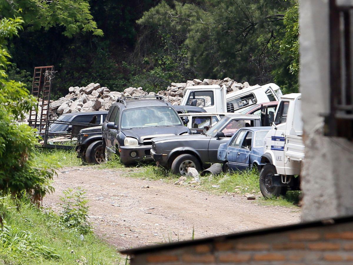 Carros chatarras llenan planteles de la Alcaldía del Distrito Central