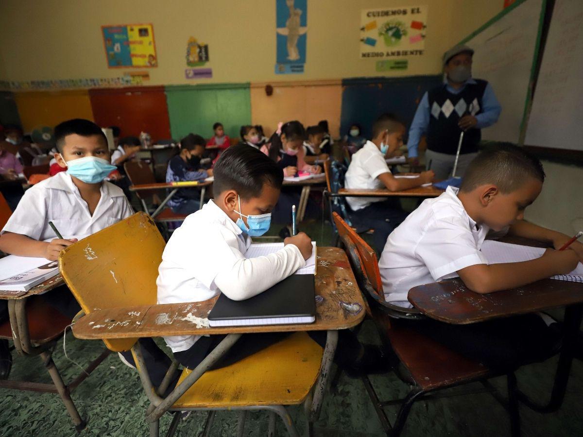 Estudiantes desmayados tras la alta contaminación en el aire de la capital