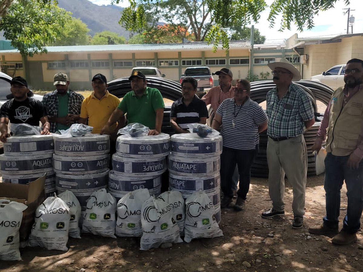 Entregan sistemas de riego por goteo a productores afectados por la sequía en el Valle Aguán