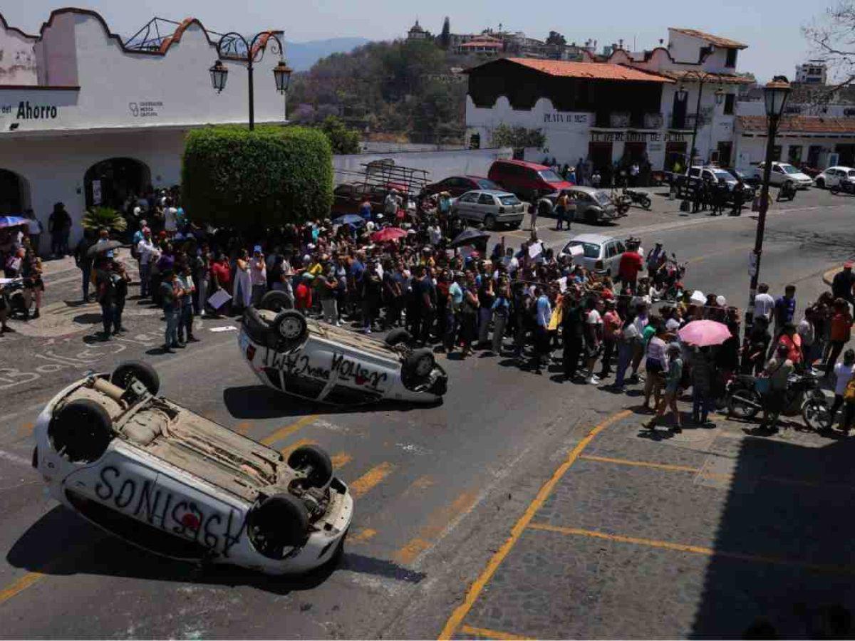 Según medios locales, más de cien personas se unieron en la protesta en las afueras de la vivienda de los presuntos secuestradores.