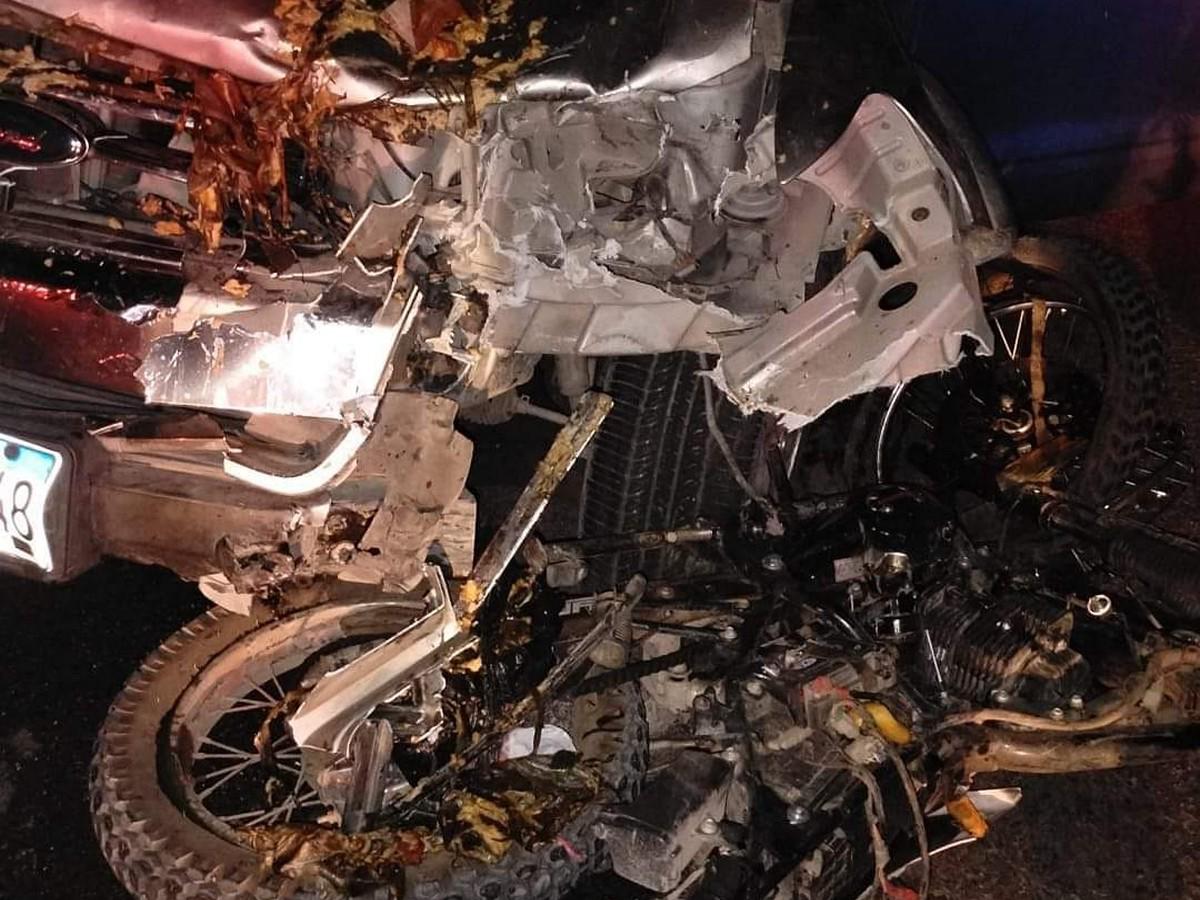 Mueren dos hombres al impactar su moto contra pick-up en Santa Bárbara