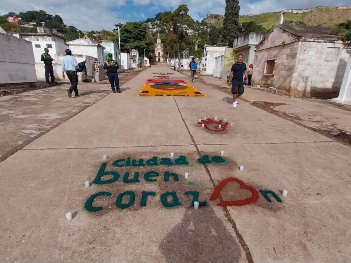 Las vistosas alfombras que decoraron el Cementerio General el Día de Difuntos